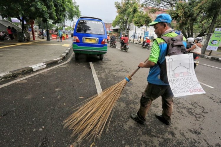 DLH Kota Bandung Turunkan Ratusan Tim Pembersih di Malam Takbiran