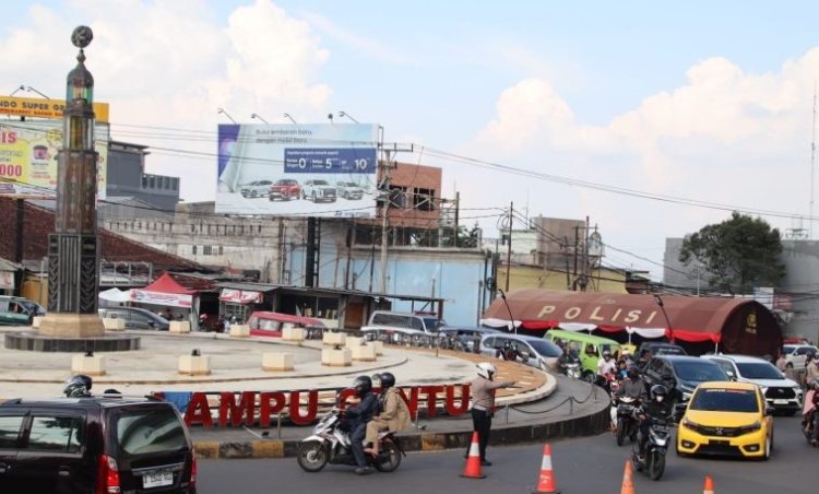 Atasi Kemcetan, Polres Cianjur Pasang Pembatas Jalan