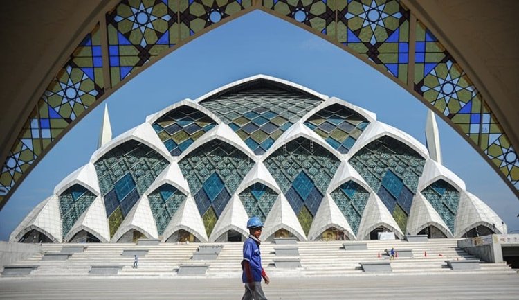 Saber Pungli Amankan Uang Jutaan Rupiah Dari Petugas Parkir Masjid Al Jabbar