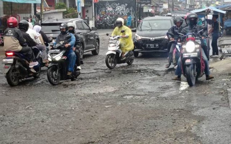 Kerusakan Jalan Akses Wisata Dikeluhkan Wisatawan yang Datang ke Kabupaten Bandung