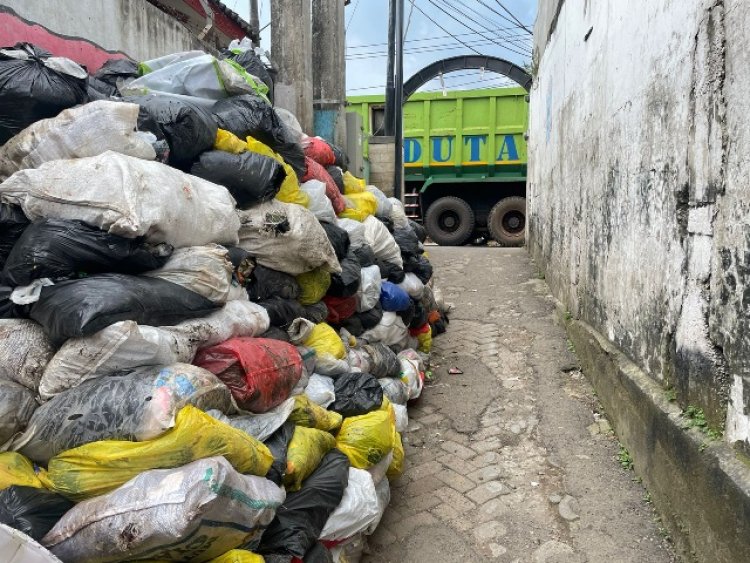Dua Pekan Tak Terangkut, Penumpukan Sampah Rumah Tangga Bikin Warga di Padalarang Tak Nyaman