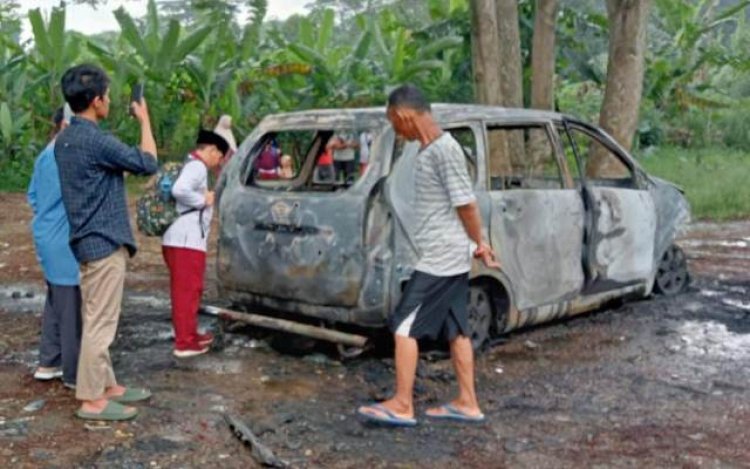 Kabel Audio Korslet, Mobil Daihatsu Xenia Hangus Terbakar di SIT Amalia Cibinong