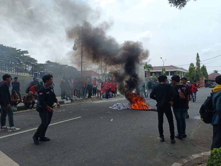 Demo di Depan Kantor DPRD Kabupaten Cirebon Ricuh, Tiga Mahasiswa Diamankan