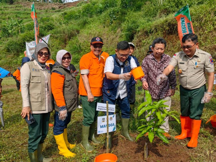 Peringati Hari Bumi, Kang Ace Tanam Ribuan Pohon di Bandung Barat