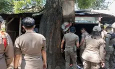 Satpol PP Kota Bandung Tertibkan Bangunan Liar di Jalan Supratman