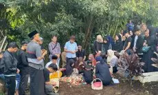 Tiba di Kediaman, Jenazah Teknisi Pesawat Jatuh di BSD Dikebumikan di Desa Cihanjuang KBB