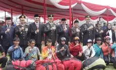 Pimpin Perayaan Harkitnas ke 116 di Gunung Mas Kabupaten Bogor, Kapolda Jabar Terhibur Lihat Aksi Atlet Paralayang
