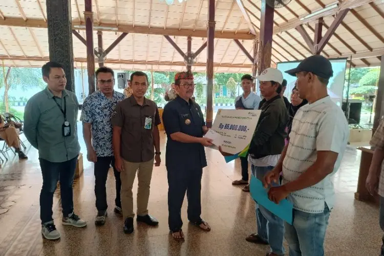 Bupati Cirebon Berikan Santunan Bagi Keluarga Pekerja Migran