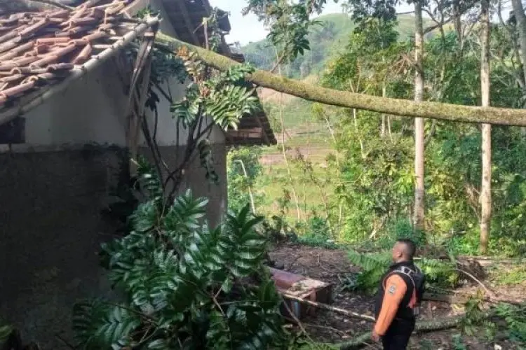 Angin Puting Beliung Mendera, Dua Desa di Kecamatan Saguling KBB Porak-poranda 