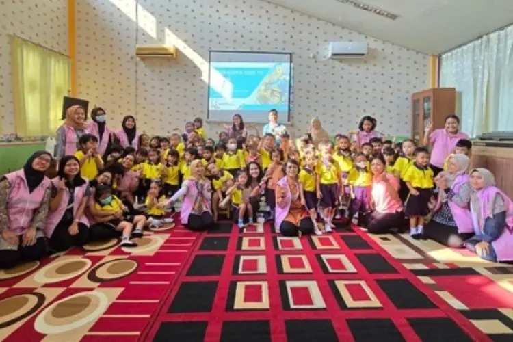 Srikandi PLN UP3 Cikarang Peringati Hardiknas, Kenalkan Bahaya Listrik ke Siswa TK
