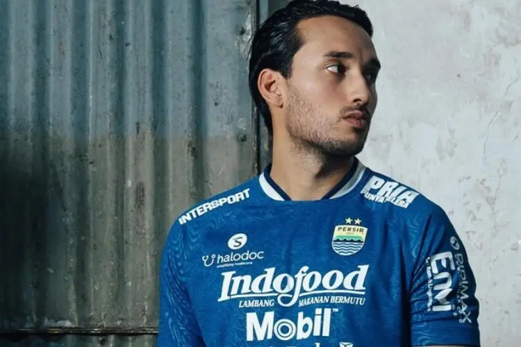 Ezra Walian Sebut Hasil Imbang Persib Dibantu Suporter Bali United