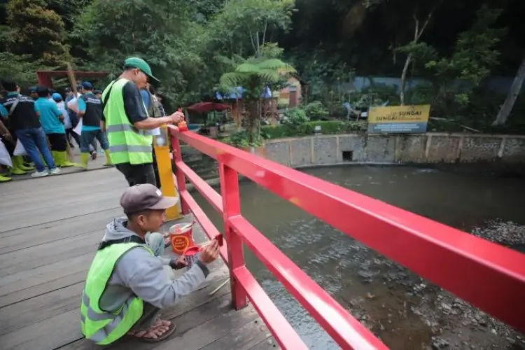 Aksi 300 Orang, Sulap Teras Cikapundung Jadi Makin Kinclong
