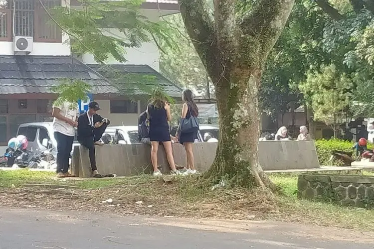 Keberadaan SPG Berpaiakan Minim "Berkeliaran" di Komplek Pemkab Bandung Bikin Risih