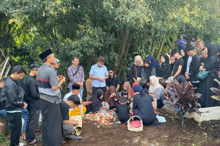 Tiba di Kediaman, Jenazah Teknisi Pesawat Jatuh di BSD Dikebumikan di Desa Cihanjuang KBB