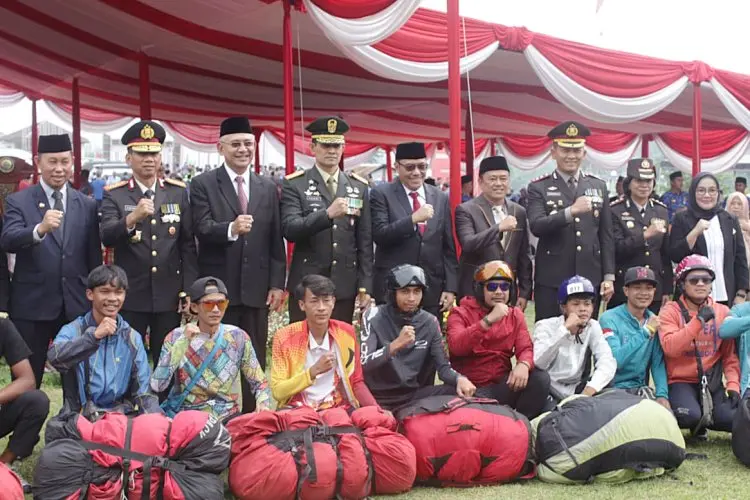 Pimpin Perayaan Harkitnas ke 116 di Gunung Mas Kabupaten Bogor, Kapolda Jabar Terhibur Lihat Aksi Atlet Paralayang