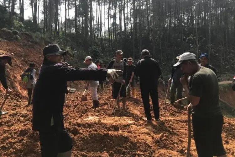 Kesal Dampak Longsor Tak Kunjung Diperbaiki, Warga Inisiatif Buat Jalur Alternatif di Desa Cilangari dan Sindangjaya 