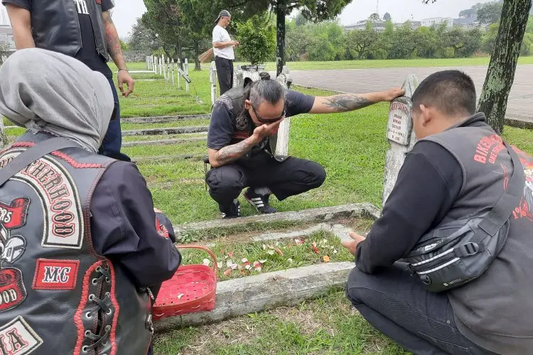 Tabur Bunga di TMP Cikutra, BB1%MC Indonesia: Eksistensi Kami, Berbakti untuk Negeri