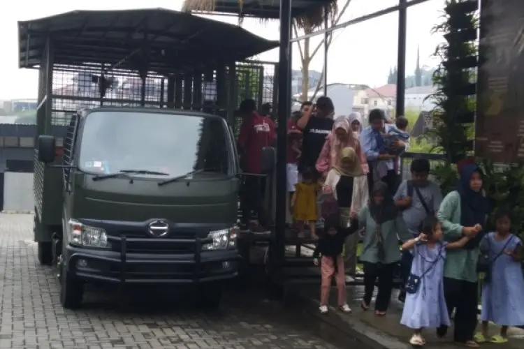 Dongkrak Kunjungan Wisatawan, Lembang Park and Zoo Ajak Pengunjung Uji Adrenalin dengan Mobil Wara-wiri yang Dilengkapi Wiremesh