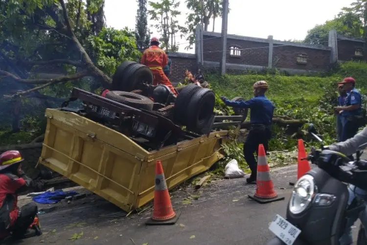 Diduga Rem Blong, Truk Bermuatan Paving Blok Terbalik di Jalan Kolonel Masturi 