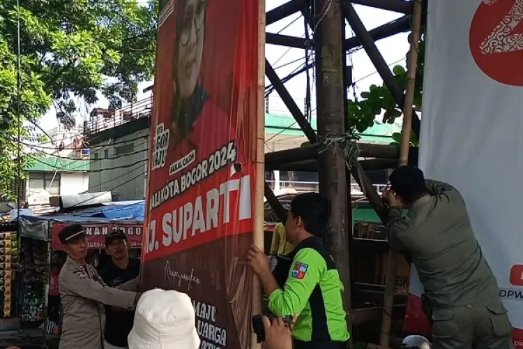 Tim Gabungan Tertibkan Spanduk, Baliho dan Reklame Ilegal di Kota Bogor