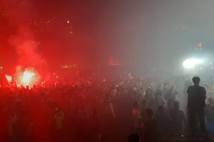 Ribuan Bobotoh Padati Nobar Persib di Depan Gedung Sate