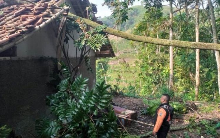 Angin Puting Beliung Mendera, Dua Desa di Kecamatan Saguling KBB Porak-poranda 