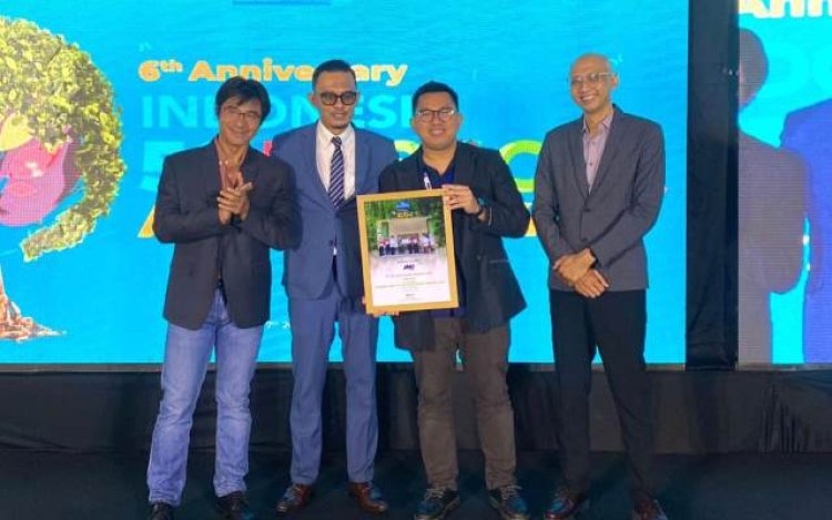 JNE Sabet Penghargaan Indonesia Best 50 CSR Awards 2024 Kategori Courier Service