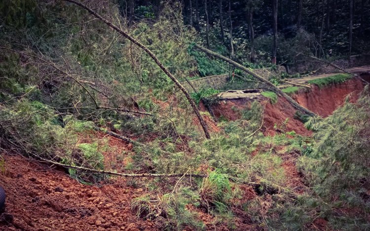 Diterjang Longsor, Jalan Penghubung Bandung Barat-Cianjur di Gununghalu Terputus 