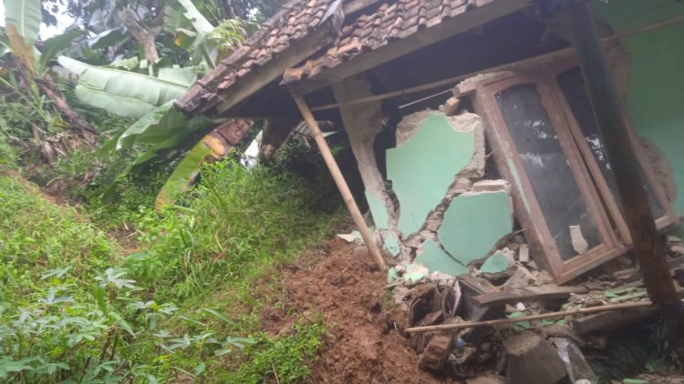 Diterjang Longsor, Tujuh Rumah di Desa Sindangjaya Alami Rusak Berat dan Puluhan KK Terdampak