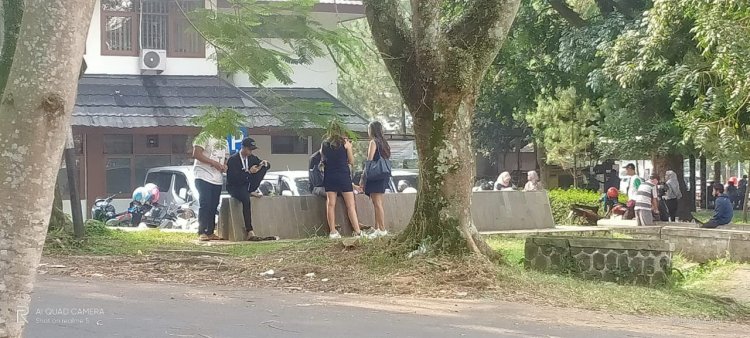 Keberadaan SPG Berpaiakan Minim "Berkeliaran" di Komplek Pemkab Bandung Bikin Risih