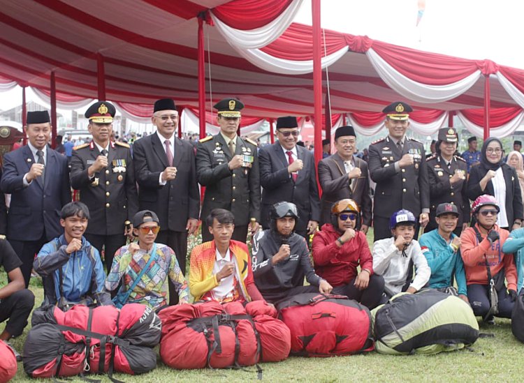 Pimpin Perayaan Harkitnas ke 116 di Gunung Mas Kabupaten Bogor, Kapolda Jabar Terhibur Lihat Aksi Atlet Paralayang