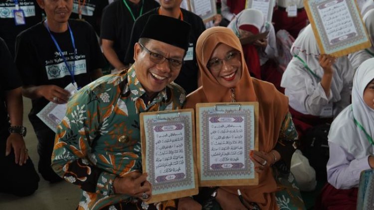 Sebanyak 38.300 Peserta Lebih Gerakan Menulis Al-Qur'an Pecahkan Rekor MURI di Kab Bandung