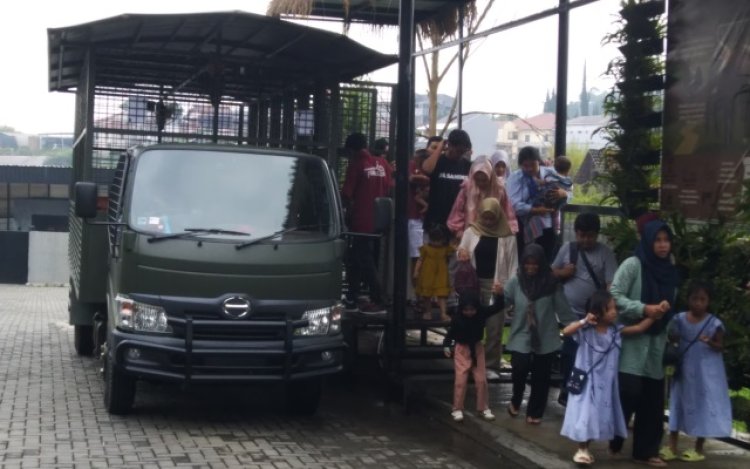 Dongkrak Kunjungan Wisatawan, Lembang Park and Zoo Ajak Pengunjung Uji Adrenalin dengan Mobil Wara-wiri yang Dilengkapi Wiremesh