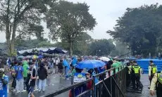 Hujan-hujanan, Ribuan Bobotoh Padati Jalan Diponegoro Menanti Kedatangan Persib Bandung 