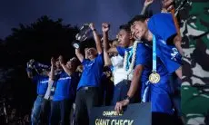 Angkat Trofi Persib, Bey Machmudin: Berat!