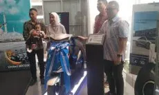 Hyundai Gowa Serahkan Hadiah Parsel Motor Listrik untuk Pelanggan Beruntung