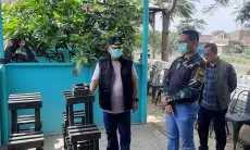 Sekda Herman Borong 10 Rak Tanaman, Hasil Olahan Limbah Plastik