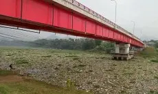 Sampah Tutupi Sungai Citarum Batujajar, Warga Sebut Pemandangan di Jembatan Callender-Hamilton Terganggu