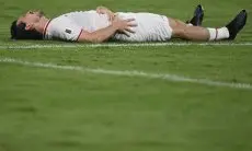 Rumput SUGBK Bapuk, Bikin Lutut Thom Haye Terluka Usai Selebrasi Gol
