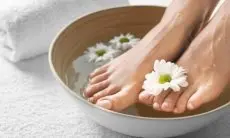 Tips Menghilangkan Bau Kaki, Rendam dengan Air Teh Hijau Sebagai Perawatan Pedikur Terbaik