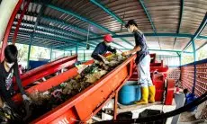 Belajar Kelola Sampah Lewat Baca Sajak di TPST Baksil