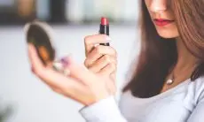 Bibir Merona Sehat: Rahasia di Balik Keajaiban Lipstik Hybrid Skincare yang Wajib Kamu Tahu