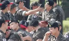 Jin BTS Menangis saat Berpisah dengan Rekan Tentara Juniornya di Hari Keluar Wajib Militer
