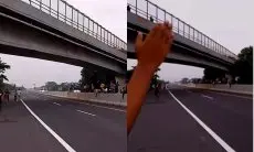 Viral! Aksi Bocah yang Nekat Sebrangi Pembatas Jalan di Tol Cirebon Demi Bunyi Klakson Telolet