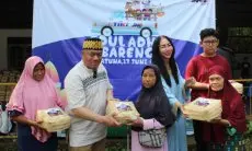 Komitmen JNE dan Tiki Bagikan Daging Hewan Kurban dengan Besek Bambu