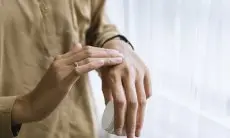 Lawan Kulit Kering Akibat Cuaca Ekstrim dengan Hydrating Skincare: Rahasia Wajah Lembut dan Kenyal