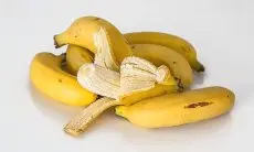 Simak 4 Tips Perawatan Wajah Bercahaya Hanya dengan Kulit Pisang