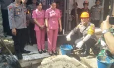 Peringatan HUT Bhayangkara ke-78, Polres Cimahi Perbaiki Tiga Rumah Warga