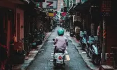 Ngecas HP Sambil Riding: Amankah? Ini Dia 5 Tips Jitu Agar Baterai HP dan Motor Awet!
