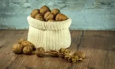 3 Cara Mudah Menambahkan Kacang Kenari ke Dalam Rutinitas Perawatan Kulit